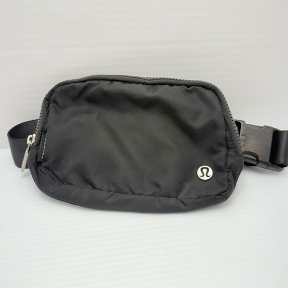 Lululemon Everywhere‎ Belt Bag Black Crossbody Fanny Pack Travel - Picture 1 of 9